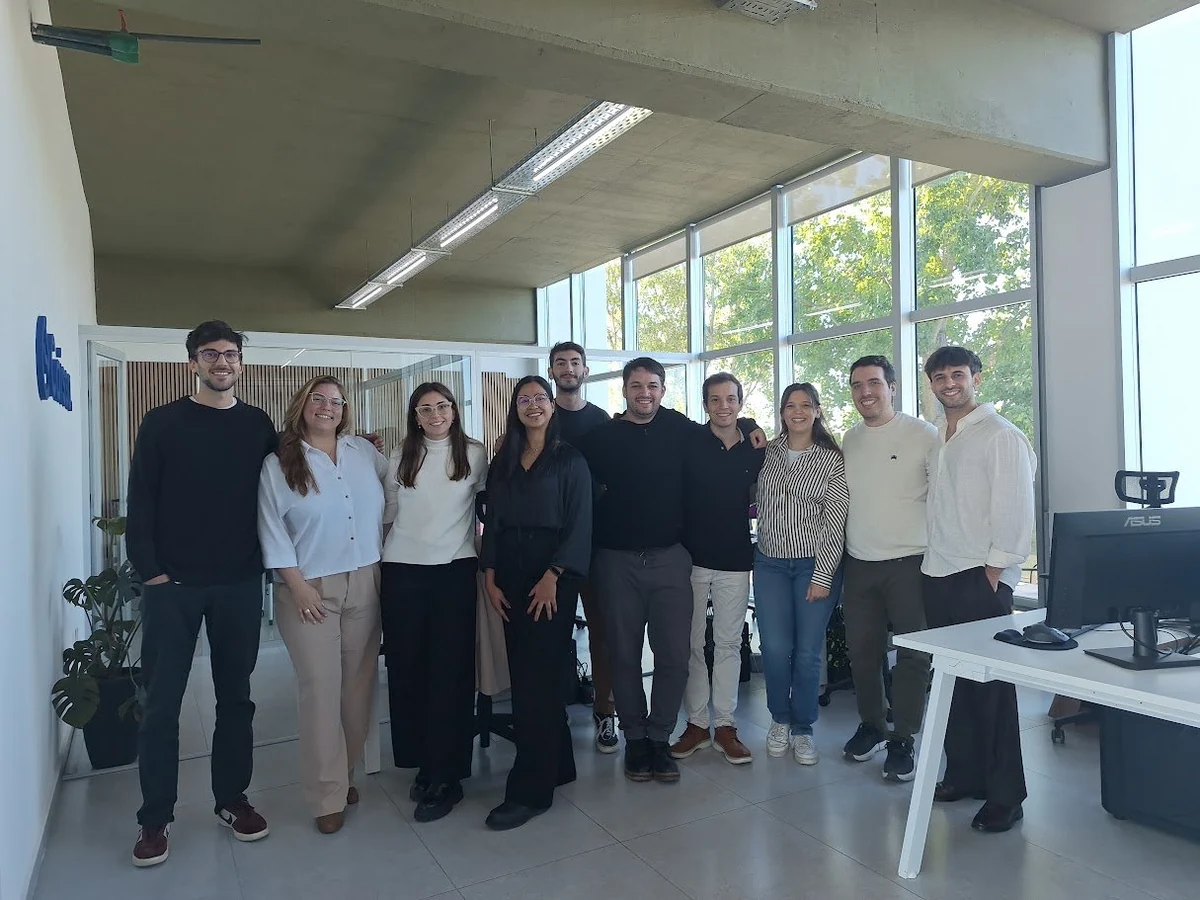Equipo de Caissa en una oficina de la agencia en Neuquén.