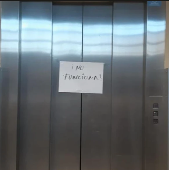 Puertas de ascensor en Córdoba 4340 con un cartel visible que dice No funciona.