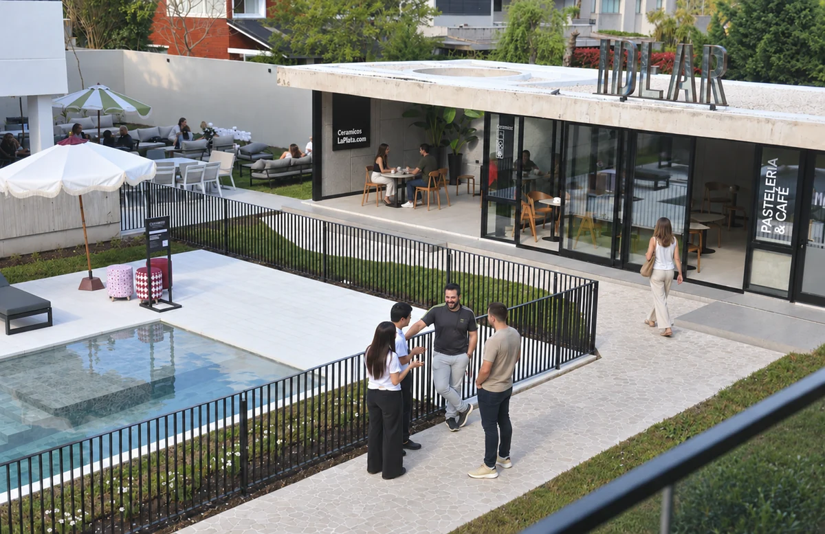 Visitantes junto a la piscina y al espacio gastronómico de Up! Pellegrini.